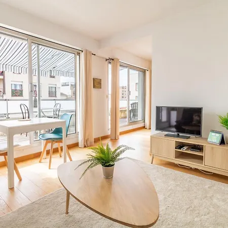 Bright Flat With Terrace - Near Train Station Appartement